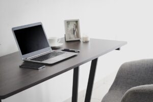 30代男性の在宅勤務での肌荒れの原因は何ですか？